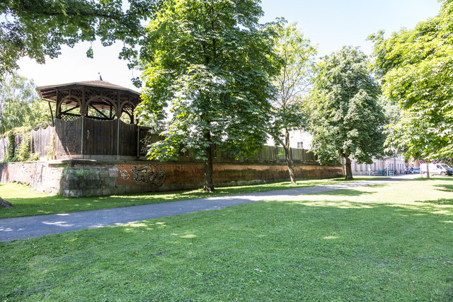 Der Stadtpark hätte um diese Fläche hinter der Mauer erweitert werden sollen … | Foto: geopho.com