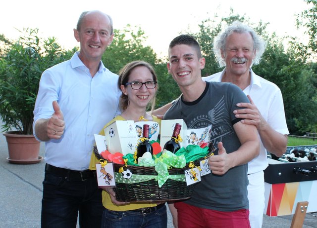 Gesamtleiter Kainbach Ivan Jukić, die Sieger Julia und Helmut, und Dietmar Stockinger