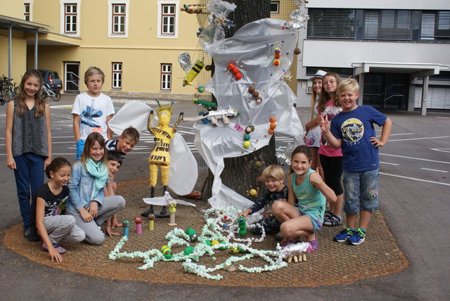 Stolz auf die eigene Arbeit waren die Kinder der Volksschule St. Veit