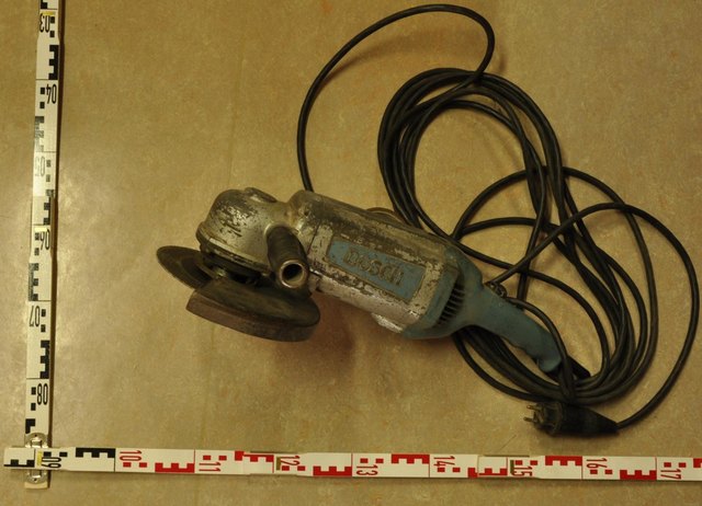 DNA-Spuren, unter anderem auf diesem zurück gelassenen Winkelschleifer mit extra langem Kabel führten zu den rumänischen Einbrechern.