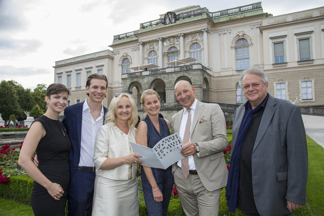 Marion Roseneder (Sales Manager Casinos Austria)
Dominique Schichtle (Vorstand Kunsthilfe Salzburg)
Eva Weissenbacher (Vorsitzende Kunsthilfe Salzburg)
Karin Rehn-Kaufmann (Vorsitzende Stv. Kunsthilfe Salzburg) Hermann Wonnebauer
(Vorstand Zürcher Kantonalbank Österreich AG)
Alfred Winter
(Vorstand Kunsthilfe Salzburg)