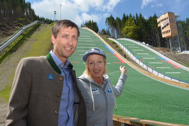 Mario Stecher, Daniela Iraschko – im Hintergrund die neue Schanzenanlage der Erzberg Arena.