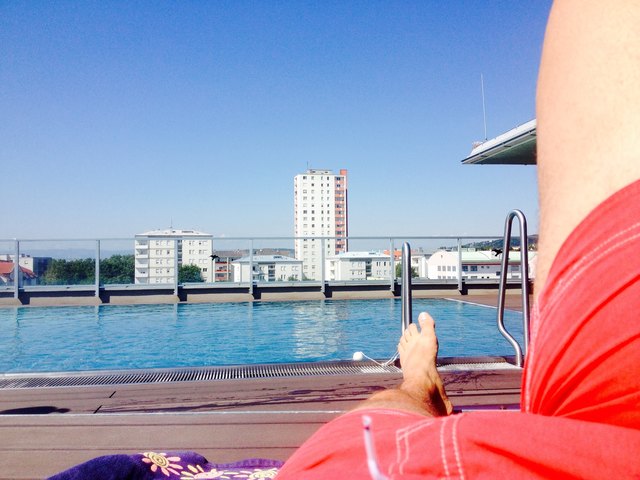 Daheim am Pool ist es auch schön ☀️