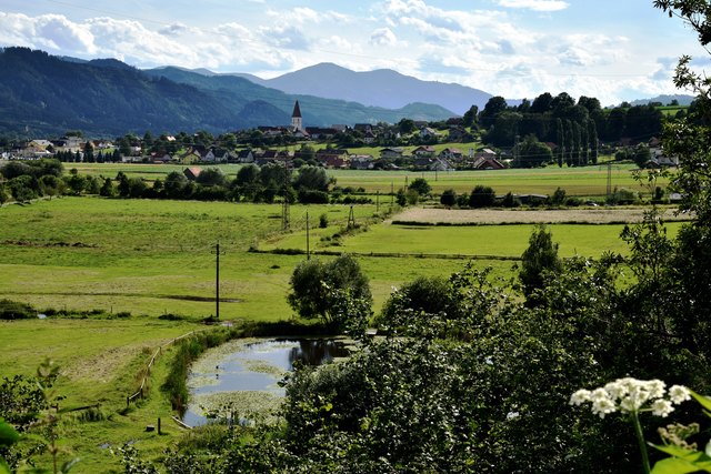 Kirche von Mürzhofen, dahinter die Mugl