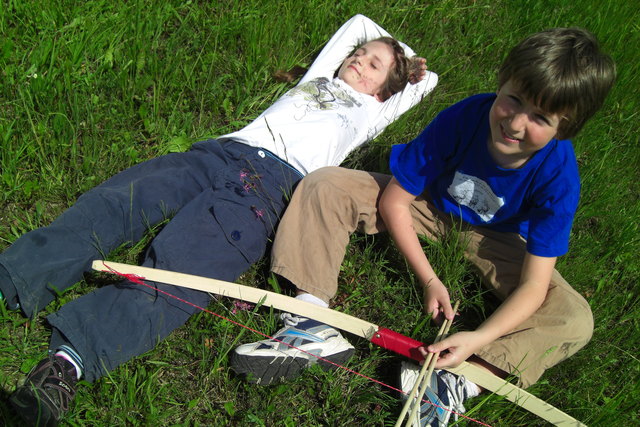 mit enkelkindern im eigenen Garten