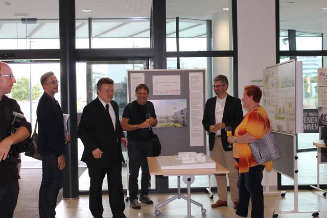 Wohnbau-Stadtrat Michael Ludwig eröffnete die Ausstellung im Wiener Wohnen Service-Center.