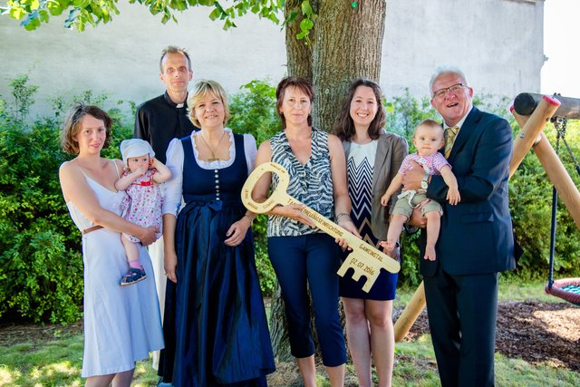 Stephanie Arzberger mit Tochter Juliana, Pfarrer Norbert Orglmeister, LR Barbara Schwarz, Karin Wollner, Elisabeth Huber (BH Mistelbach), Bürgermeister Richard Schober mit Enkelin Sophie