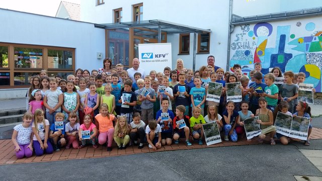 Die Volksschulkinder von St. Oswald bei der Übergabe der neuen Schulwegpläne.