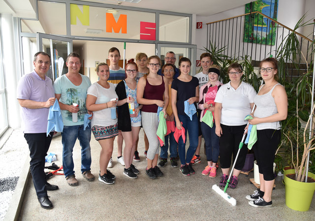 Bürgermeister LAbg. Rupert Dworak und Stadtamtsdirektor Mag. Gernot Zottl besuchten die PraktikantInnen bei der Schulreinigung in der Neuen Mittelschule Ternitz. | Foto: Gemeinde Ternitz