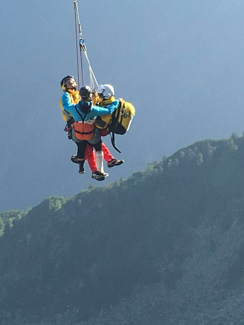 Bergung mit dem Tau bzw. mit dem Heli.