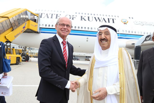 LH-Stv. Christian Stöckl begrüßte Sabah Al-Ahmad Al-Jaber Al-Sabah, den Emir von Kuwait bei seiner Ankunft am Salzburg Airport.