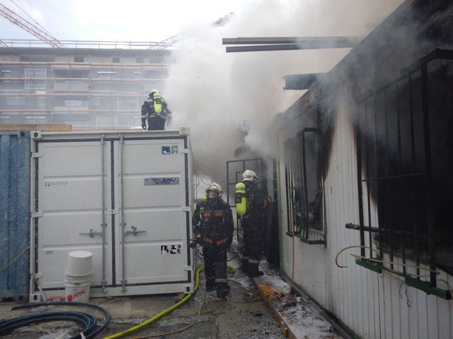 Die Feuerwehrleute im Einsatz.