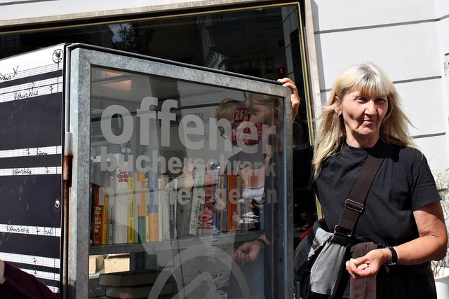 Lesen ist die große Leidenschaft der 58-Jährigen. Täglich verbringt sie mindestens eine Stunde mit Lesen.