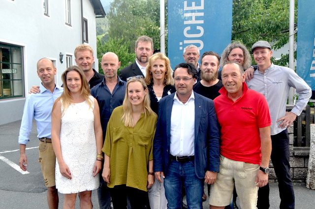 Vertreter der Kaiserstraße, der Gemeinde, des Ortsmarketings und des TVB St. Johann beim "Lang & Klang" Opening in der Kaiserstraße.
