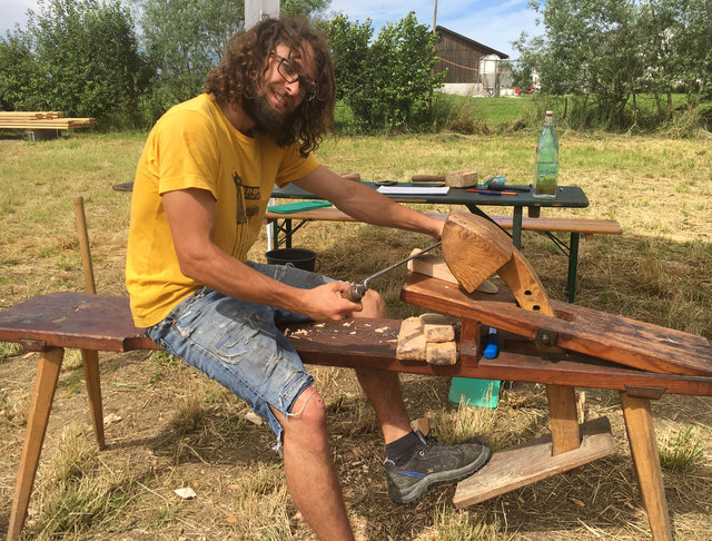 Die Experimental-Archäologen des VIAS geben Besucherinnen und Besuchern des Keltendorfes Mitterkirchen gerne Auskunft. | Foto: Leader Region Perg-Strudengau