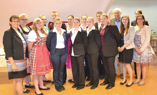 Dir. Ing. Maria Ohrfandl, Wachtberger Yvonne, Weidenauer Kathrin, Hettegger Stefanie, Maglock Philipp, Redl Natascha, Leitner Jasmin, Wilson Melanie, Müller Bianca, Redl Natascha, Schierhuber Simon, Schiedlbauer Petra, DI Dir. Martin Faber (FS Poysdorf), Geyer Sabine, Poiss Susanne BEd., Haneder Barbara BEd. (v.l.). | Foto: FS Ottenschlag