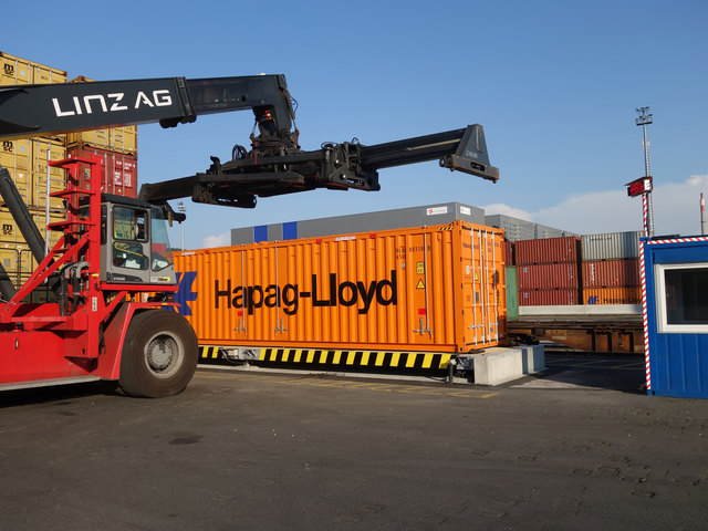 Die Container werden mittels Kran oder Stapler auf die Waage gehoben. | Foto: LINZ AG