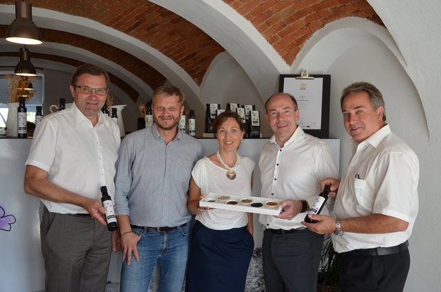 Hoher Besuch bei farmgoodies in Niederwaldkirchen: LAbg Georg Ecker, Günther und Judith Rabeder, LR Max Hiegelsberger und Bgm. Erich Sachsenhofer (v.l.). | Foto: Foto: Scheiblberger