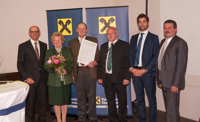 Franz Xaver Zweimüller wurde bei der Generalversammlung  zum Ehrenobmann der Raiffeisenbank Eberschwang ernannt. | Foto: Raiffeisenbank Eberschwang