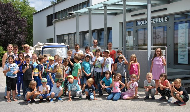 Anita Braunstorfinger (Oö. Hilfswerk), Bürgermeisterin Maria Pachner, Schulwartin Monika Fischer, Aslan Suat (Assi´s Eisspezialitäten), Florian Kirchberger und Johanna Prinz vom Oö. Hilfswerk (hintere Reihe v.l.) mit den Schülerinnen und Schülern der Nachmittagsbetreuung