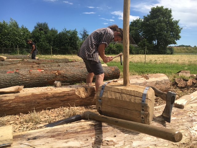 Die Experimental-Archäologen des VIAS arbeiten vorrangig mit nachgebildeten Werkzeugen der Eisenzeit. | Foto: Leader Region Perg-Strudengau