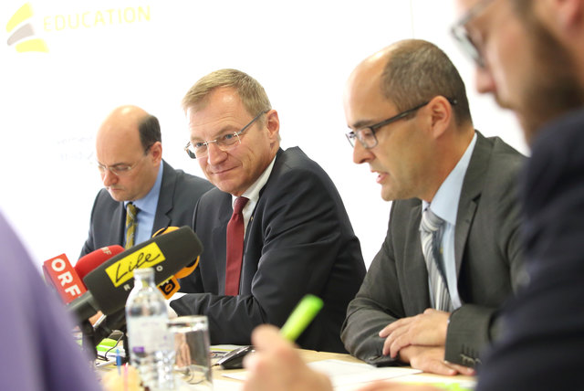 Peter Eiselmair (Geschäftsführer Education Group GmbH), Thomas Stelzer (Landeshauptmann-Stellvertreter) und David Pfarrhofer (Institutsvorstand von market, v.l.n.r.).
