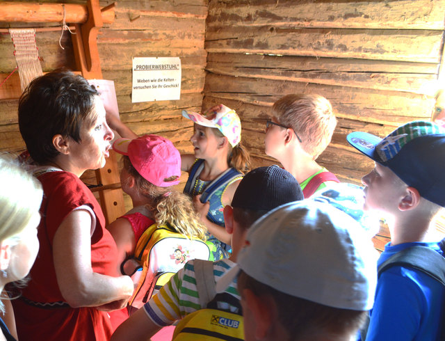 Das Keltendorf Mitterkirchen bietet ein umfassendes Programm für Schulklassen an. | Foto: Keltendorf Mitterkirchen