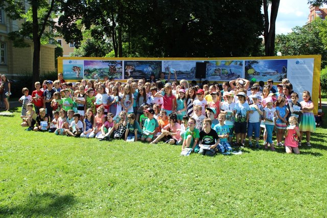 Die Schüler und Kindergartenkinder gehen auf Entdeckungsreise mit "Mona Mur". Foto: Leitner