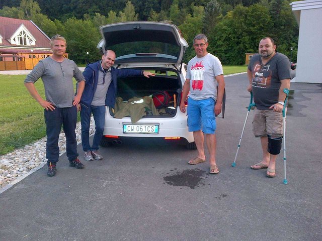 Heinz Ziegler, Andreas Kurz und Mario Gugler von der Scheibbser Feuerwehr übergeben Dennis Lepore (2.v.l.) die "Materialspende".
