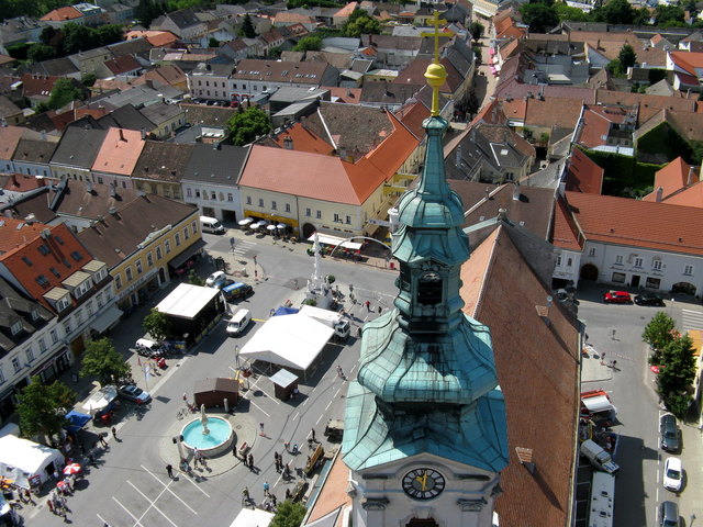 links neben dem Kirchturm der Hauptplatz mit Ausstellern des Bezirks-Sicherheits-Tages