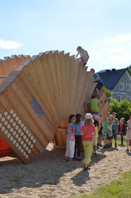 Kann perfekt bespielt werden - die neue Harmonika am Spielplatz im Musidorf Gasen