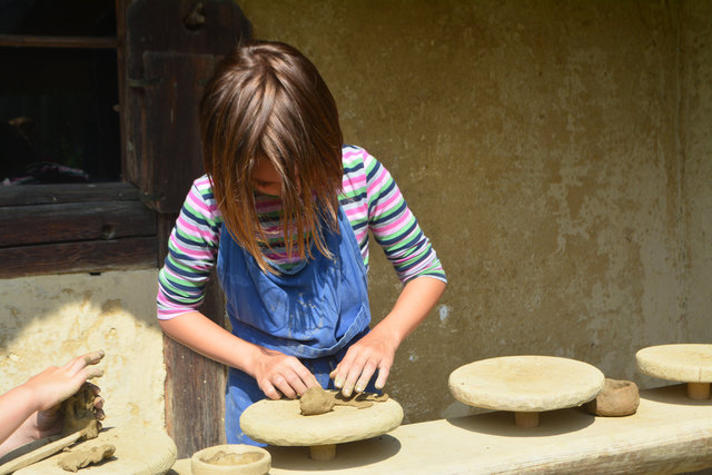 Im Keltendorf Mitterkirchen können Jung und Alt an einer Vielzahl von Workshops teilnehmen. | Foto: Keltendorf Mitterkirchen