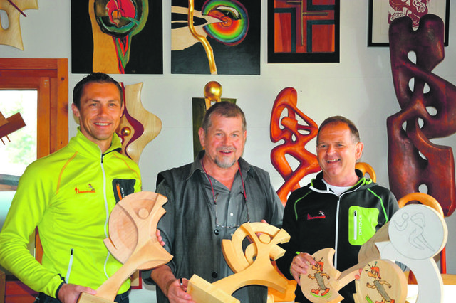 Siegertrophäen aus Holz: Bildhauer Hans Leitner (Mitte) mit den bei den OK-Chefs Gilbert Taxacher und Alfred Staber.