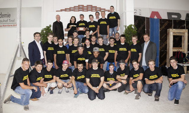29 frische Maurerlehrlinge wurden feierlich ins Handwerk aufgenommen. Ausbildungsleiter Stephan Holzer (hinten Mitte), Lehrbauhof-Obmann Peter Huter (hinten links), Innungsmeister Anton Rieder (2. Reihe links) und Lukas Hundegger von der Landesinnung (2. Reihe rechts) begleiteten die Jungmaurer in den neuen Lebensabschnitt.