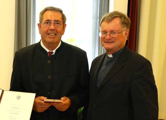 Wilfried Alber mit Bischof Scheuer.