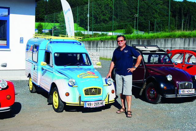 Harald Schobesberger organisiert auch ausgefallene Reisen, wie zum Beispiel eine Fahrt mit der Ente nach Peking.