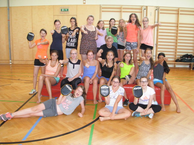 Starke Mädchen: Die Mädchen der 3. Klassen der NMS Bad Waltersdorf bewiesen beim Selbstverteidigungskurs vollen Einsatz.