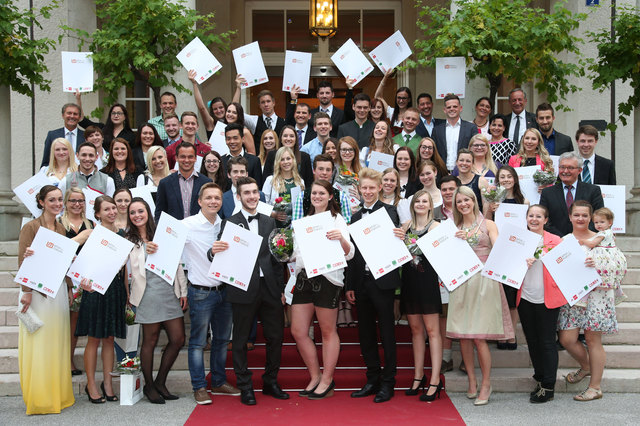 Die neuen Maturanten präsentieren stolz ihre Abschlusszeugnisse. | Foto: Neumayr