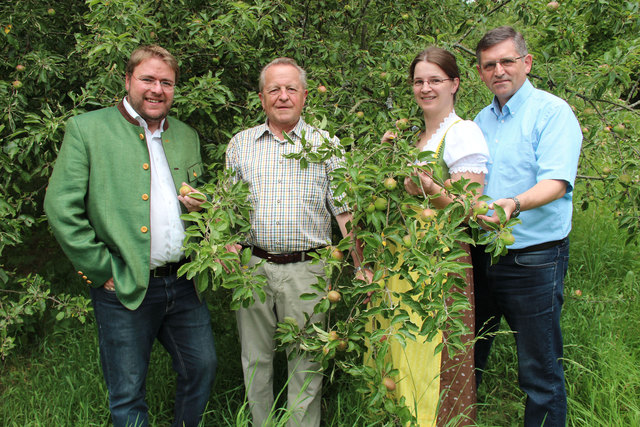 Bildtext: Von links: Rainer Leitner (Kleinregionsmanager), Alt-LR Franz Blochberger, Sabine Ungerböck (Mostwirtshaus Stegbauer) und LAbg. Franz Rennhofer.
 
Credit beider Fotos: Region Bucklige Welt | Foto: Region Bucklige Welt