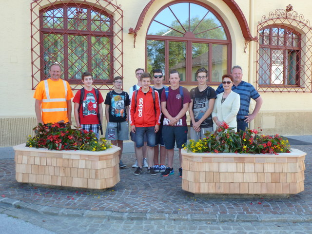 Die Schüler der PTS mit Direktorin Claudia Juvan, StR Andreas Fugger (r.) sowie einem Mitarbeiter des
Bauhofes der Stadtgemeinde Feldkirchen