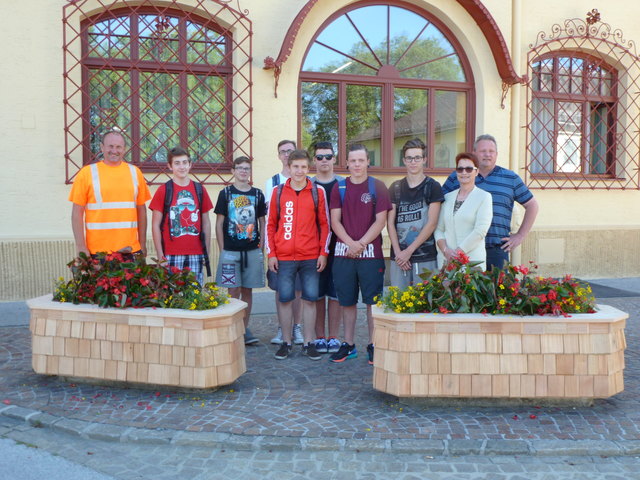 Die Schüler der PTS mit Direktorin Claudia Juvan, StR Andreas Fugger (r.) sowie einem Mitarbeiter des
Bauhofes der Stadtgemeinde  Feldkirchen | Foto: KK