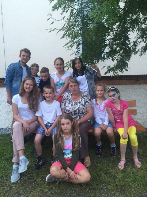Alle 9 Kinder mit Lehrer Denise und Lehrerin Alexandra (Mitte).