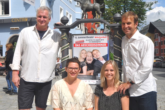 Manfred Stella, Rita Dummer (Regie), Sandra Cirolini und Leopold Dallinger laden zum Theater.