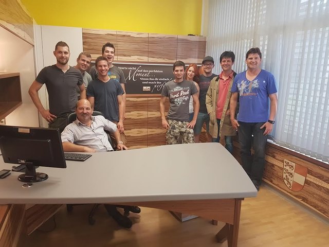 Schüler: Pirker Stephanie, Pacher Patrick, Mostögl Michael, Golautschnik Martin, Tschernko Patrick, Roth Marco, Radtheiser Benjamin, Kulterer Helmut; Direktor Ing. Paul Korak, Lehrer: Huber Hannes, Wuntschek Thomas