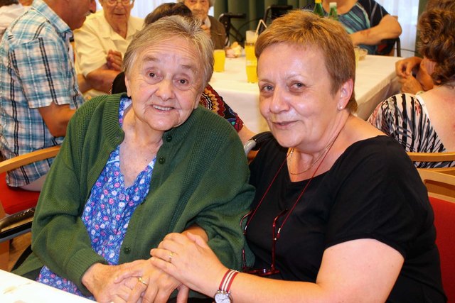 Bewohnerin Martha Hahn und ihre Tochter singen beim Wunschkonzert des SeneCura Sozialzentrums Grafenwörth trotz Generationsunterschied beide fleißig mit.