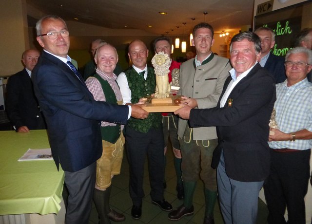 Das Meisterteam Bad Ischl I: v.l.n.r. Lionspräsident Erich Gebetsroither, Günther Gaderbauer, Alexander Schmied, Andreas Wieder, Christian Peer und Golf-Präsident Dr. Enzinger; im Hintergrund das zweitplatzierte Team Mittersill II und die drittgereihten Vöcklabrucker.