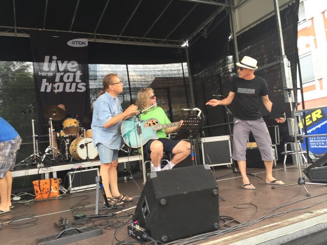 Alois Waclik und seine Mannen von "Westwind" checken schon den guten Ton für ihren heutigen Auftritt bei "Live vorm Rathaus" am Deutschlandsberger Rathausplatz. Als Vorgruppe geigen "A Gentle Conversation" auf.