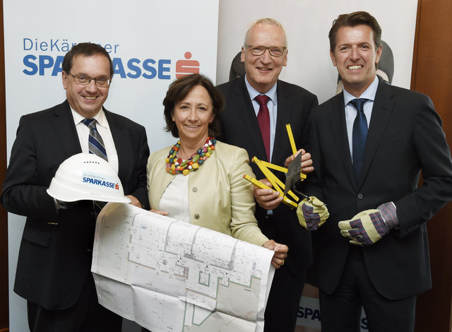 Kärntner Wohnstudie: Josef Schmidinger (Generaldirektor s Bausparkasse), Sparkasse-Vorstandsdirektorin Gabriele Semmelrock-Werzer, Rudolf Köberl (Bereichsleiter Privatkunden) und Landesdirektor Robert Haubiz (s Bausparkasse)
