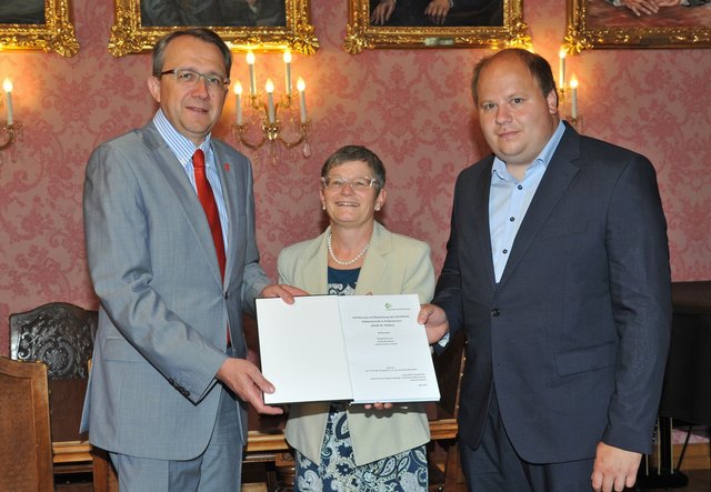 Bürgermeister Matthias Stadler und die Leiterin des Referats Umweltschutz-Lebensraum im Magistrat Ingrid Leutgeb-Born freuen sich über die Masterarbeit von Alexander Bauer.