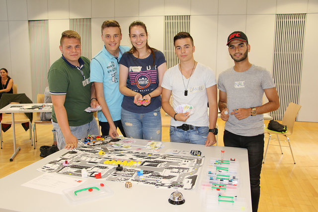 Spielerisch lernen Schüler über Wirtschaftsprozesse und agieren als Akteure.